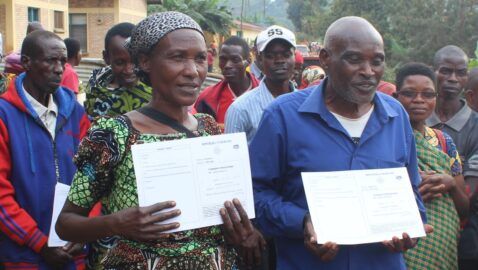 Remise de certificat foncier au Burundi